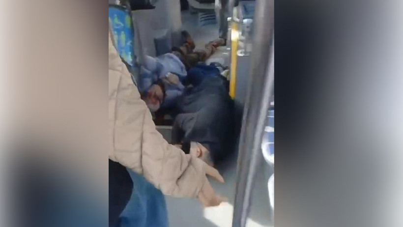 İETT otobüsünde dehşet: Yolcu bıçakla saldırdı, 1 ölü 2 yaralı! - Resim : 1