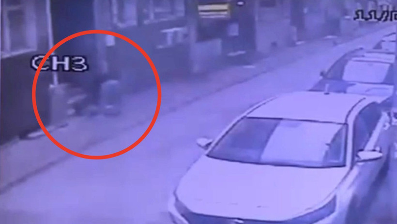 Nöbet geçiriyordu… Yardım etmek yerine telefonunu çaldı - Resim : 1