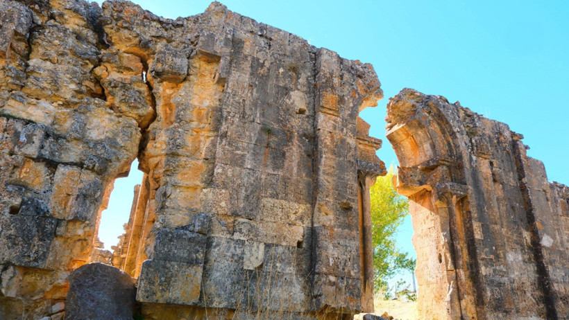 Tarihi kiliseyi delik deşik ettiler, köylüler ayağa kalktı - Resim : 1