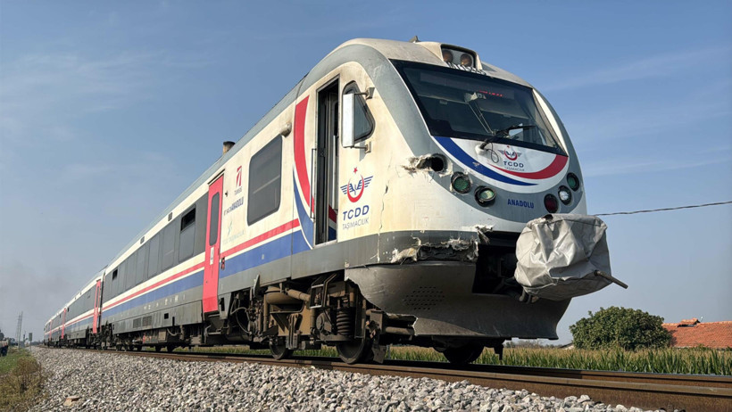 Tren kamyoneti ikiye böldü - Resim : 1