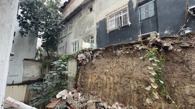 İstinat duvarı çöktü, binalarda çatlaklar oluştu - Resim : 1