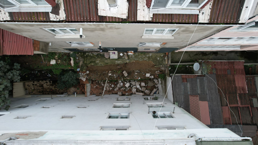 İstinat duvarı çöktü, binalarda çatlaklar oluştu - Resim : 2