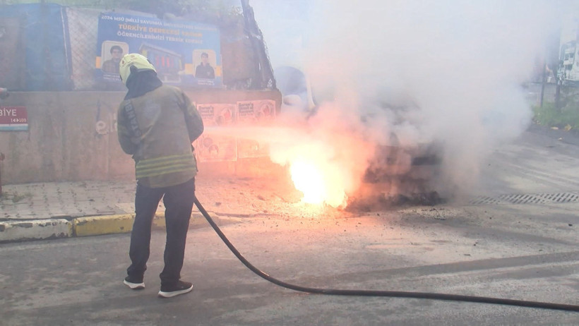 Yer altında başladı, park halindeki aracı kül etti - Resim : 2