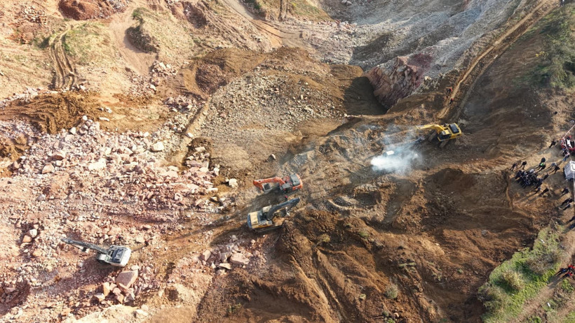 Çalışmalar başladı: Göçük altındaki şoför aranıyor - Resim : 1