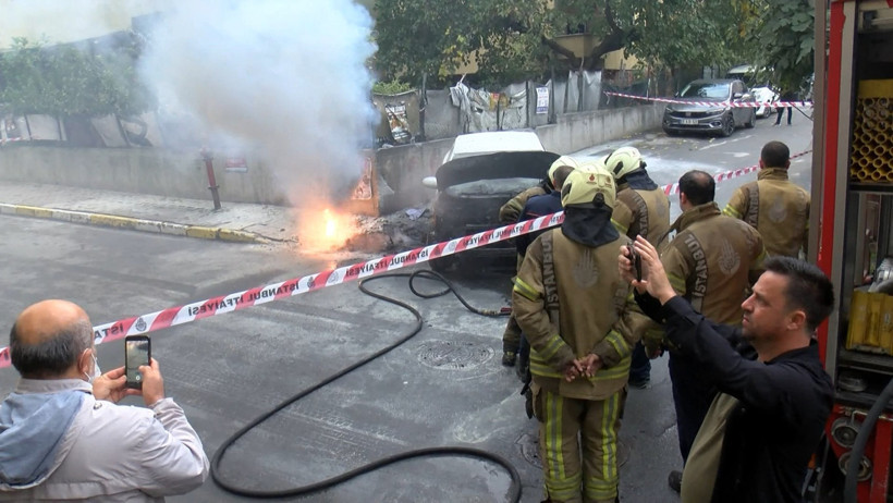Yer altında başladı, park halindeki aracı kül etti - Resim : 1