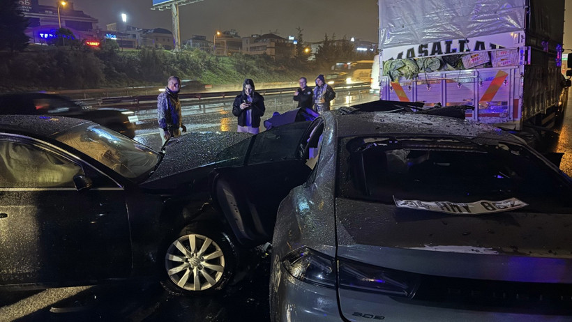 Ataşehir'de zincirleme kaza: Araçlar hurdaya döndü - Resim : 2