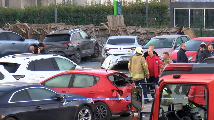 Dokuz araca çarptı, beş metreden uçtu - Resim : 2