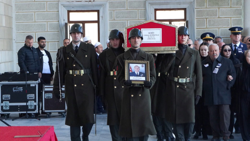 Gözyaşlarıyla uğurlandı: Şehit Yarbay Korkmaz toprağa verildi - Resim : 1