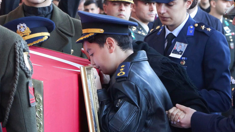 Gözyaşlarıyla uğurlandı: Şehit Yarbay Korkmaz toprağa verildi - Resim : 3