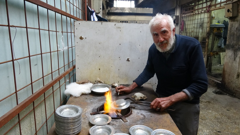 80 yaşındaki usta alzheimer hastalığına rağmen mesleğini sürdürüyor - Resim : 1