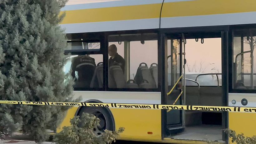 Belediye otobüsünde dehşet: Eşinin yanında öldürüldü - Resim : 1