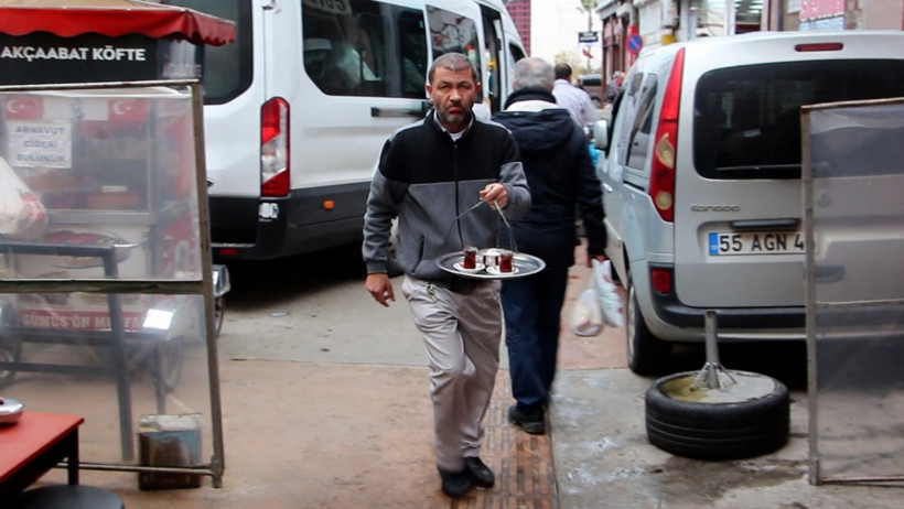 Yine kansere yakalandı, pes etmedi: Çay satarak çocuklarını okutmaya çalışıyor - Resim : 1