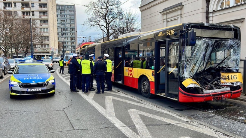 Varşova'da iki tramvay ile otobüs çarpıştı: 24 yaralı - Resim : 1