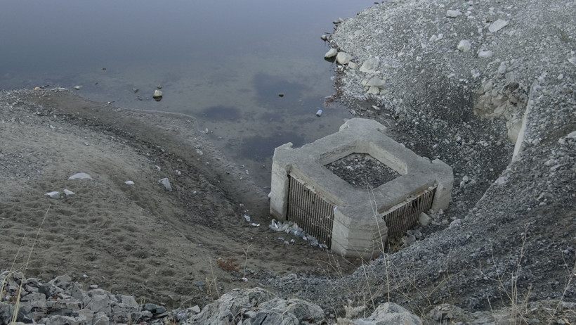 Barajda su çekildi, 58 yıllık dede toprağı gün yüzüne çıktı - Resim : 3