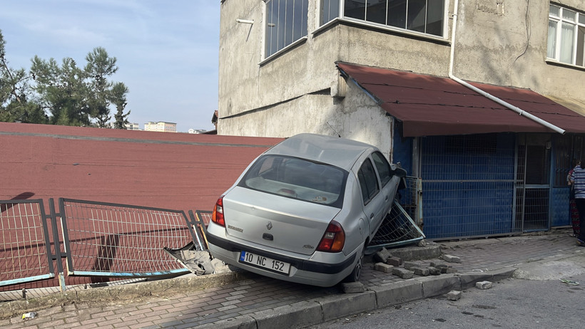 Kontrolden çıkan araç evin çatısına uçtu - Resim : 1