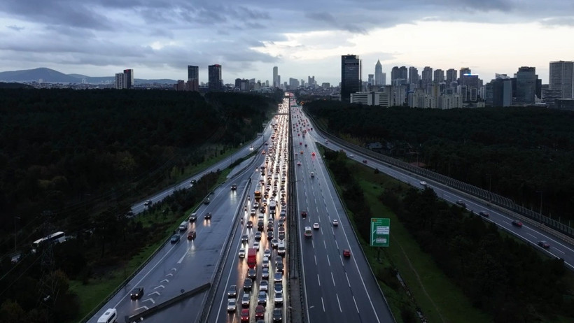 İstanbul'da yağmur trafiği kilitledi - Resim : 1