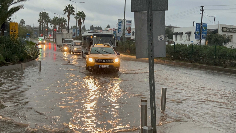 Bodrum'da sokaklar göle döndü - Resim : 3