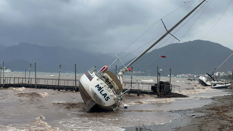 Kuvvetli rüzgar Marmaris’i vurdu: İki yelkenli karaya oturdu - Resim : 1