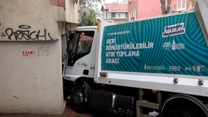 Beyoğlu’nda çöp kamyonu dehşeti: 5 aracı biçip duvara çarptı - Resim : 2