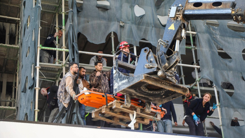 5. kattan düşen işçi, iş makinesiyle kurtarıldı - Resim : 1