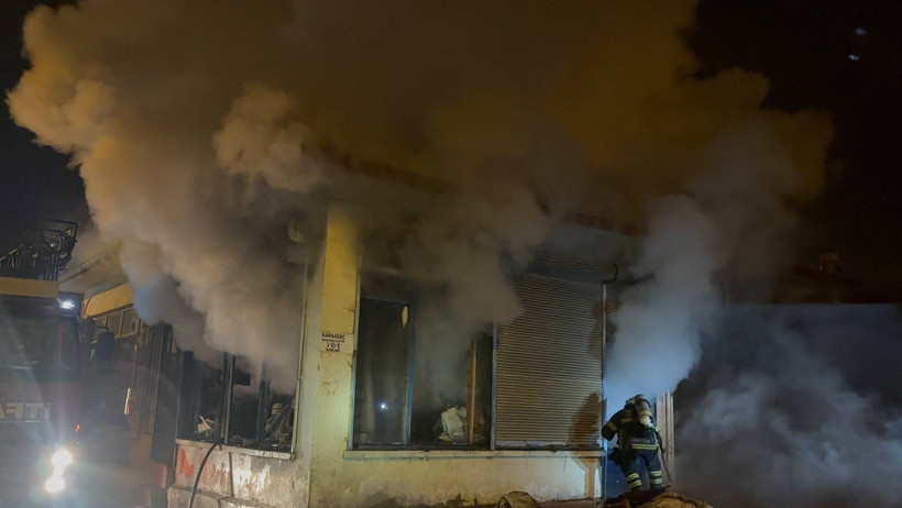 İş yeri yangınında panik anları: Camları kırıp müdahale ettiler - Resim : 1
