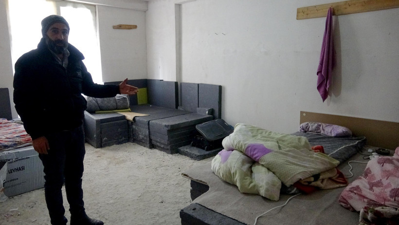 Parasını alamayan işçiler çatıya çıktı - Resim : 2