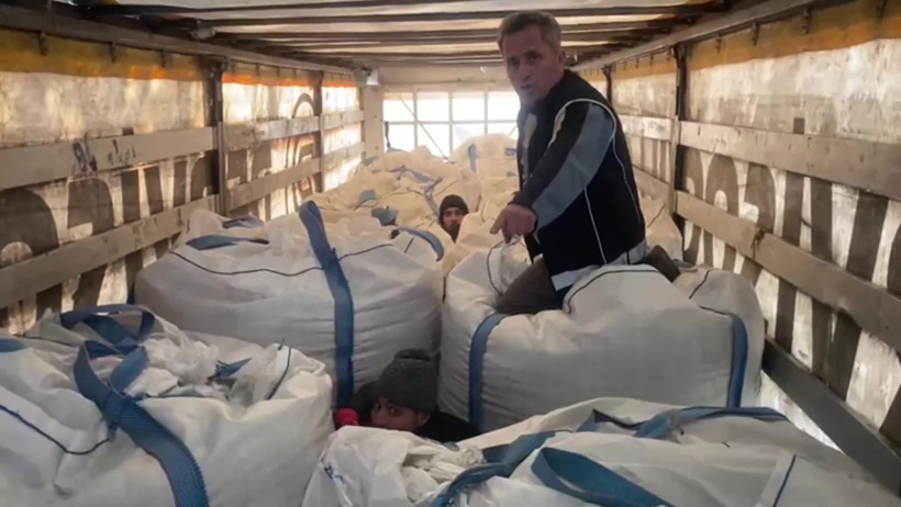 Çuvalların arasında 13 kaçak göçmen yakalandı - Resim : 1