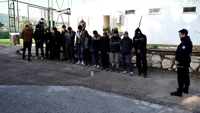 Çuvalların arasında 13 kaçak göçmen yakalandı - Resim : 2