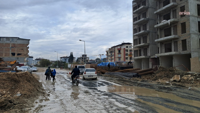 Hatay’da öğrenciler çamurlu yolda okula gidiyor - Resim : 1