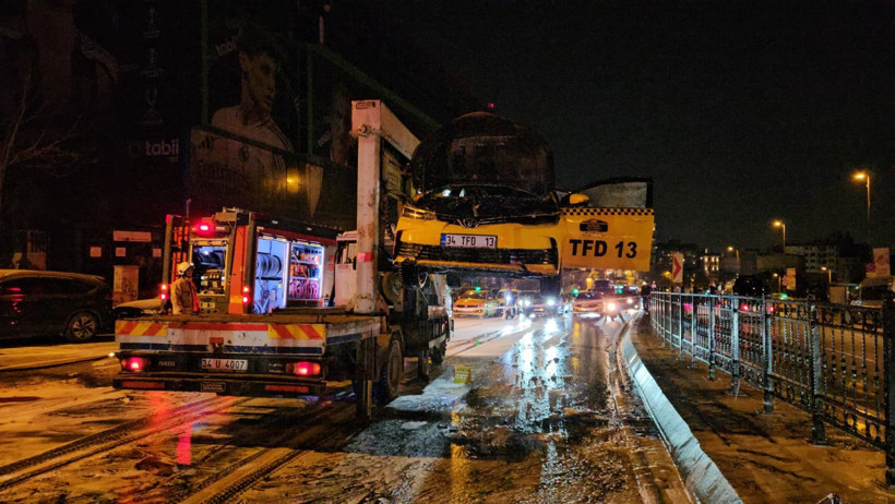 Taksi alev alev yandı: Şoför ve 3 yolcu son anda kaçtı - Resim : 2