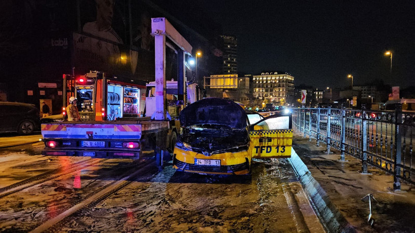 Taksi alev alev yandı: Şoför ve 3 yolcu son anda kaçtı - Resim : 3
