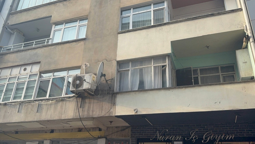 Tavanından su akıyor, koku dayanılmaz! 7 yıldır çöp ev işkencesi - Resim : 1