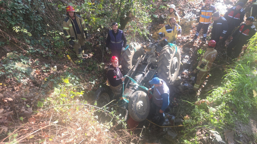 Dere yatağına uçan traktörde sıkıştı - Resim : 1