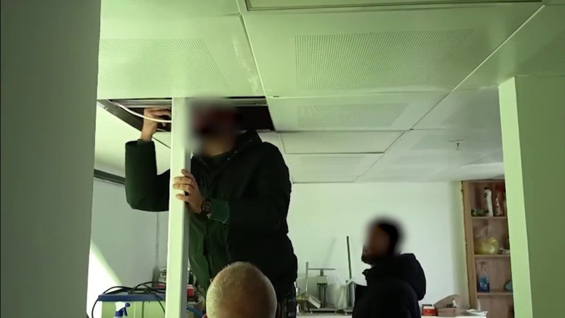 Kendi yaptığı gizli odada saklandı, polisten kaçamadı - Resim : 1