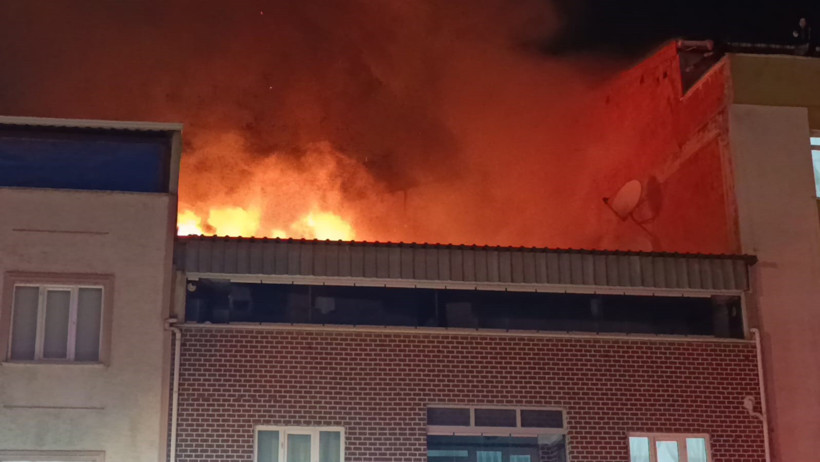 Çatı yangını mahalleyi sokağa döktü - Resim : 1