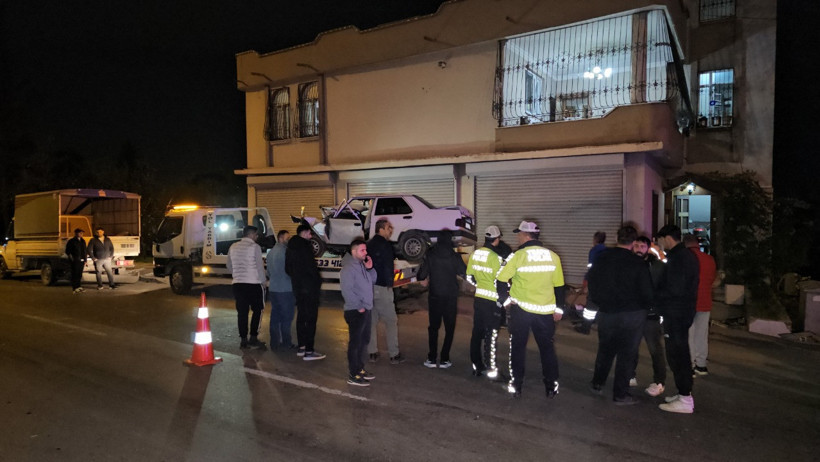 Çocuk sürücünün kullandığı otomobil, kamyonetle çarpıştıktan sonra evin duvarına vurdu - Resim : 1