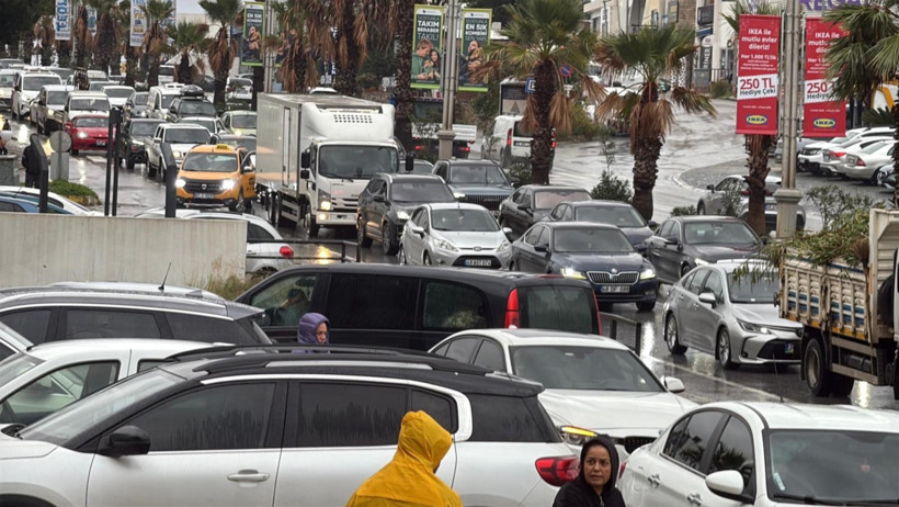 Meteoroloji uyarmıştı: Cadde ve sokaklar göle döndü, araçlar mahsur kaldı - Resim : 2