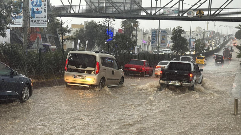 Meteoroloji uyarmıştı: Cadde ve sokaklar göle döndü, araçlar mahsur kaldı - Resim : 3