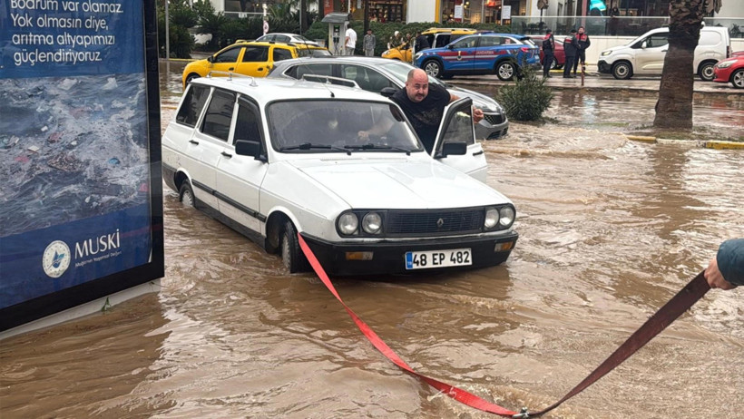 Meteoroloji uyarmıştı: Cadde ve sokaklar göle döndü, araçlar mahsur kaldı - Resim : 4
