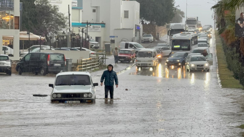 Meteoroloji uyarmıştı: Cadde ve sokaklar göle döndü, araçlar mahsur kaldı - Resim : 5