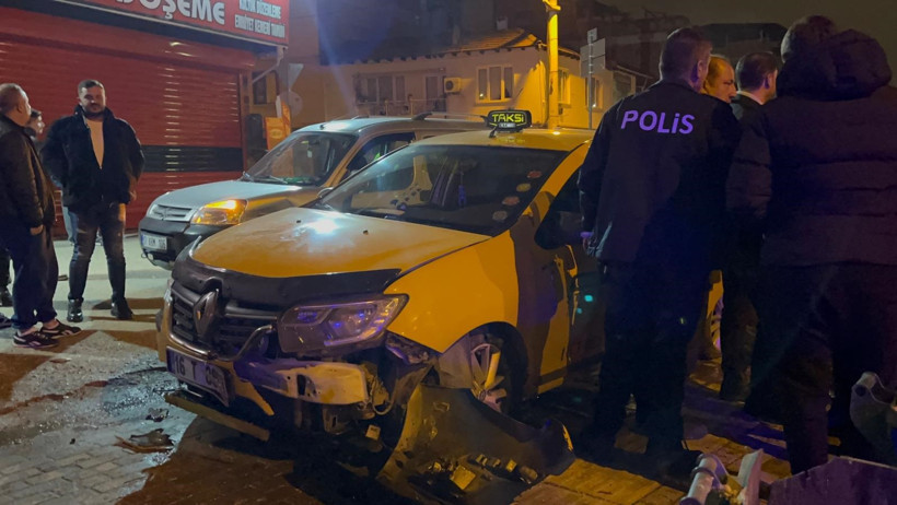 Gasbettiği taksiyle üç araca çarptı, refüje çıkınca yaya kaçtı - Resim : 2