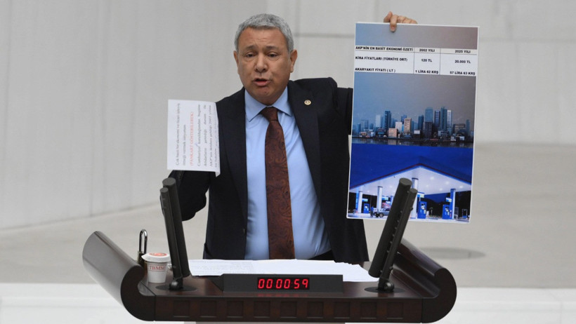 Kürsüye yazar kasayla çıktı, sert eleştirdi - Resim : 2