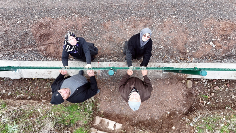 ‘Propaganda’ filmini aratmayan manzara: Mahalle tel örgüyle ikiye bölündü - Resim : 2