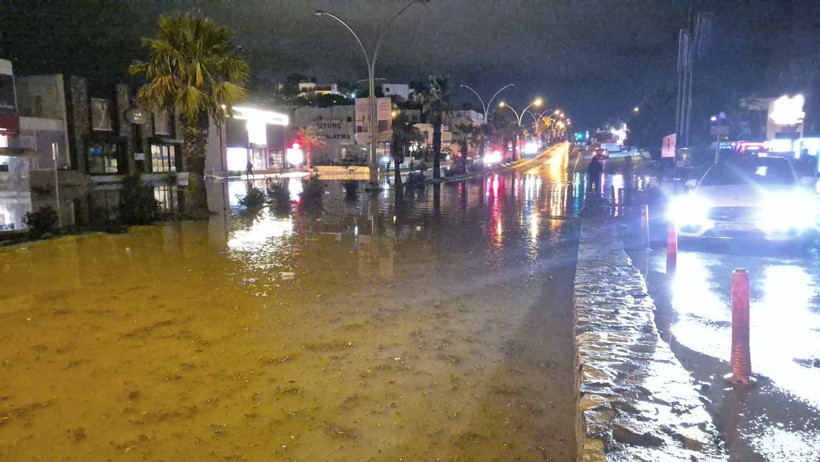 Bodrum&rsquo;da sağanak yağış ve dolu: Duvar &ccedil;&ouml;kt&uuml;, yollar g&ouml;le d&ouml;nd&uuml; - Resim : 1