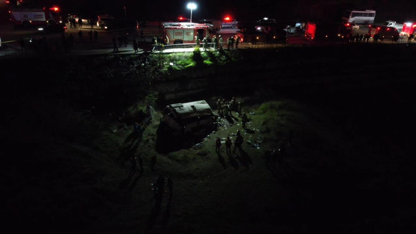 İstanbul'da servis minibüsü şarampole yuvarlandı: 5 ölü, 6 yaralı - Resim : 4