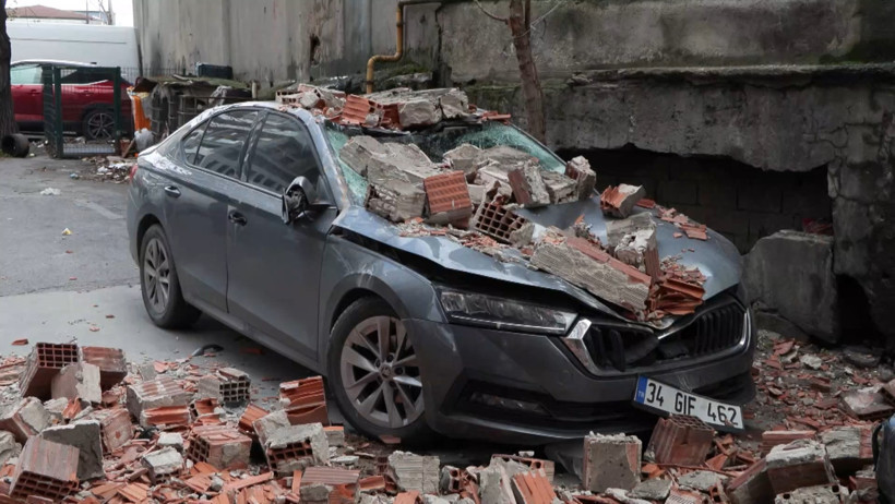 İstanbul'da yıkım aşamasındaki binaya ait duvar fırtınada çöktü - Resim : 2