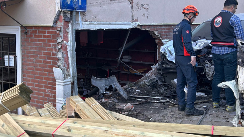 İstanbul'da feci kaza: Kamyon dükkana daldı, 2 ölü - Resim : 2