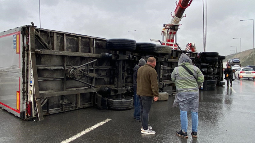 Fırtına seyir halindeki TIR'ları devirdi - Resim : 2