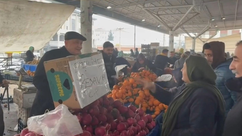 Tezgahta ne kadar varsa satın aldı, emekliye bedava dağıttı - Resim : 1