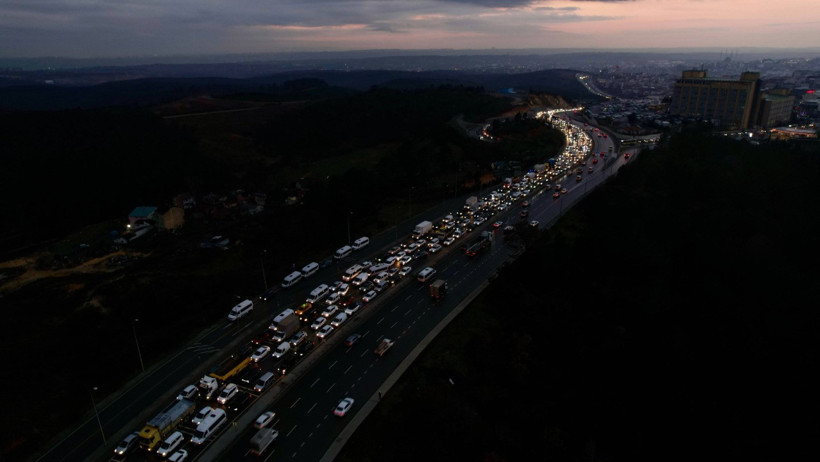 Başakşehir'de 3 İETT otob&uuml;s&uuml; &ccedil;arpıştı: Yaralılar var - Resim : 2